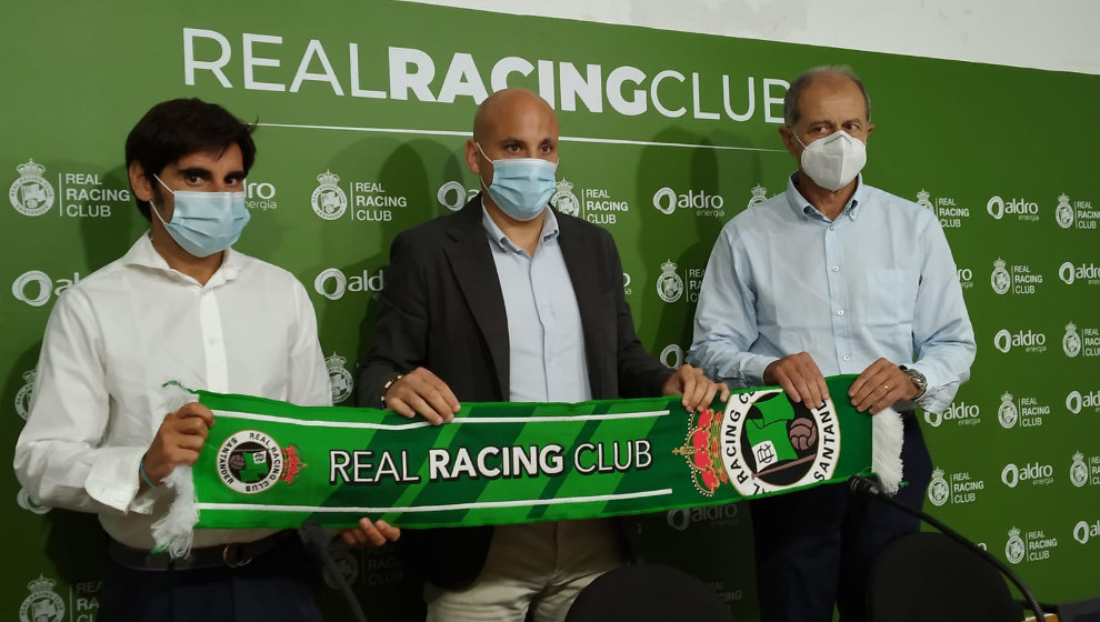 El Director Deportivo, Pedro Menéndez, el nuevo técnico del Racing, Javi Rozada, y José María Amorrortu