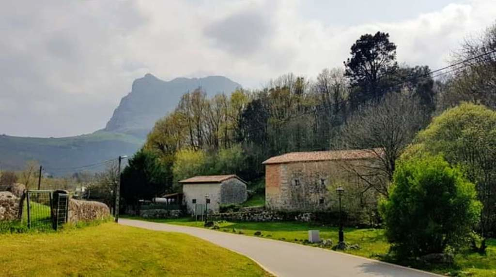 Cabañas y casas en la comarca del Asón