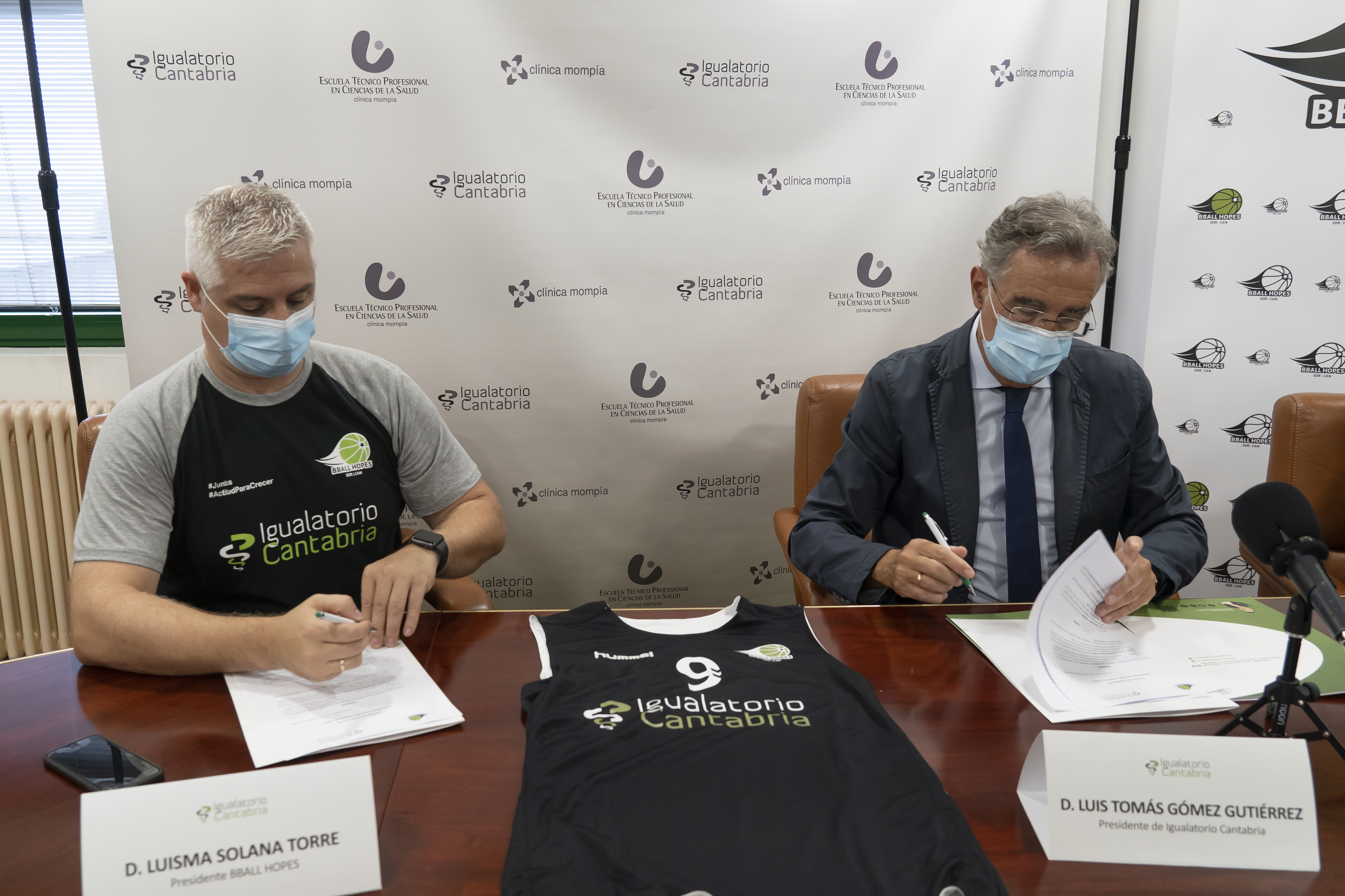 Firma del acuerdo de patrocinio entre El Igualatorio Cantabria y el basketball Hopes femenino