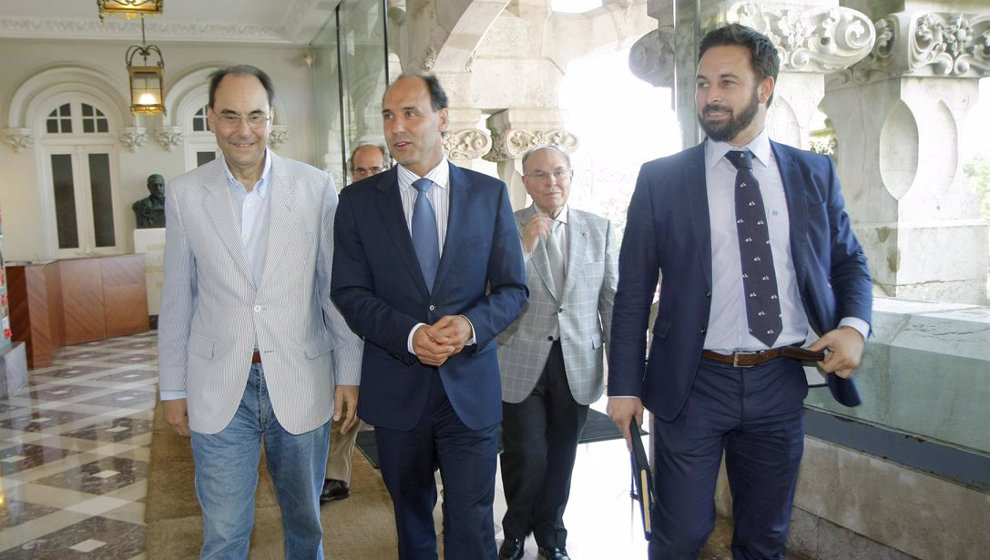 El expresidente del PP de Cantabria, Ignacio Diego, y Santiago Abascal a su llegada a la UIMP