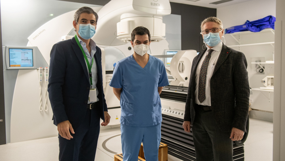 Pablo Corral y Pedro Prada con personal del Servicio de Oncología de Clínica Mompía