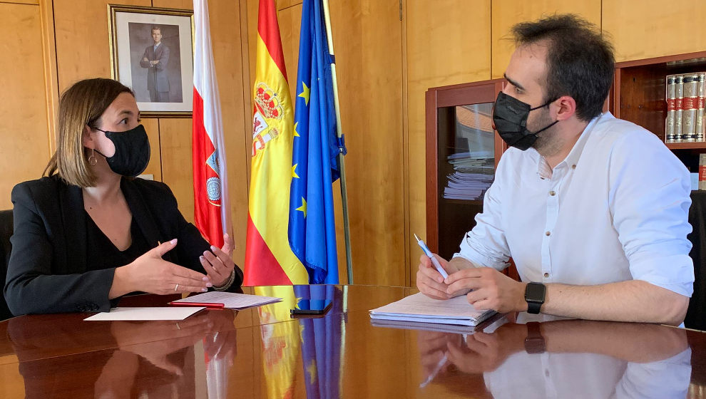Un instante de la entrevista con la consejera de Economía y Hacienda, María Sánchez