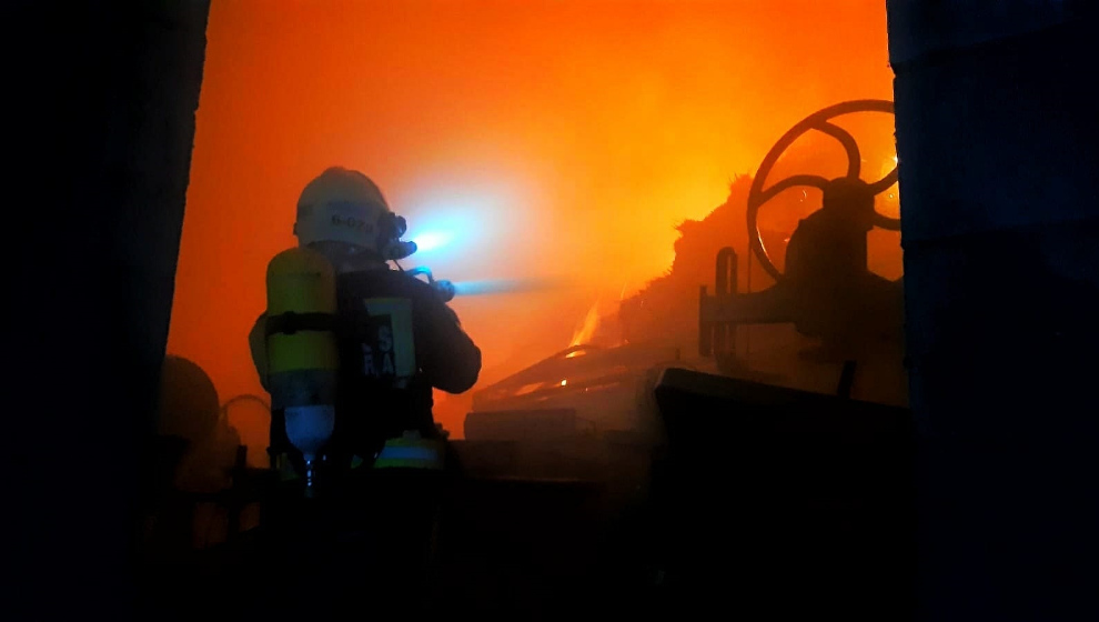 Un incendio en Cabezón de la Sal afecta a maquinaria y una gran cantidad de cereal