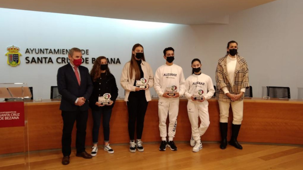 El Ayuntamiento entrega los premios deportivos a cuatro deportistas del municipio