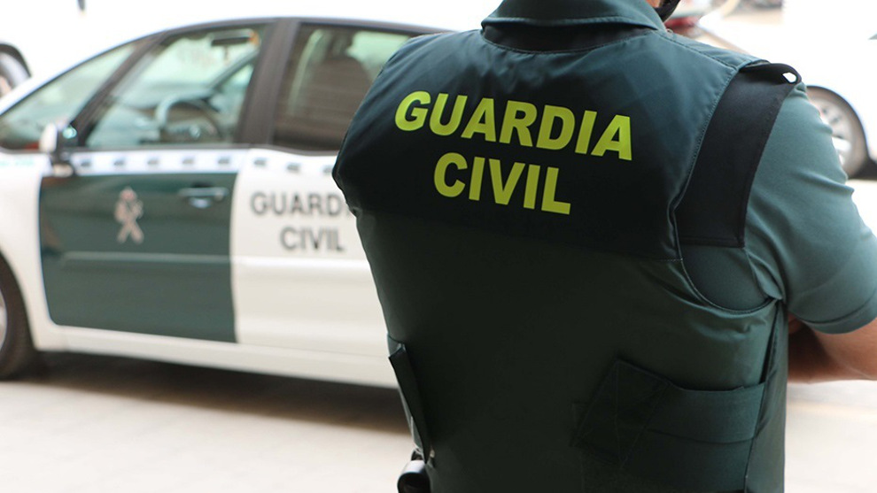 La Guardia Civil sorprende a tres hombres cuando intentaban abandonar la furgoneta que habían robado