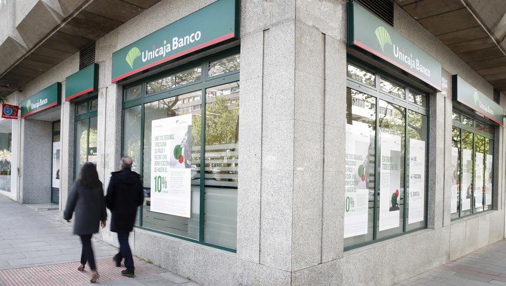 Unicaja pierde fuerza respecto a otros bancos y reduce su presencia en Cantabria