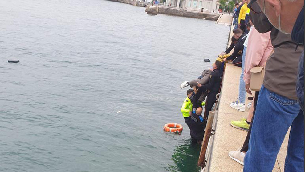 Un hombre en silla de ruedas cae al agua en Santander tras quedarse dormido