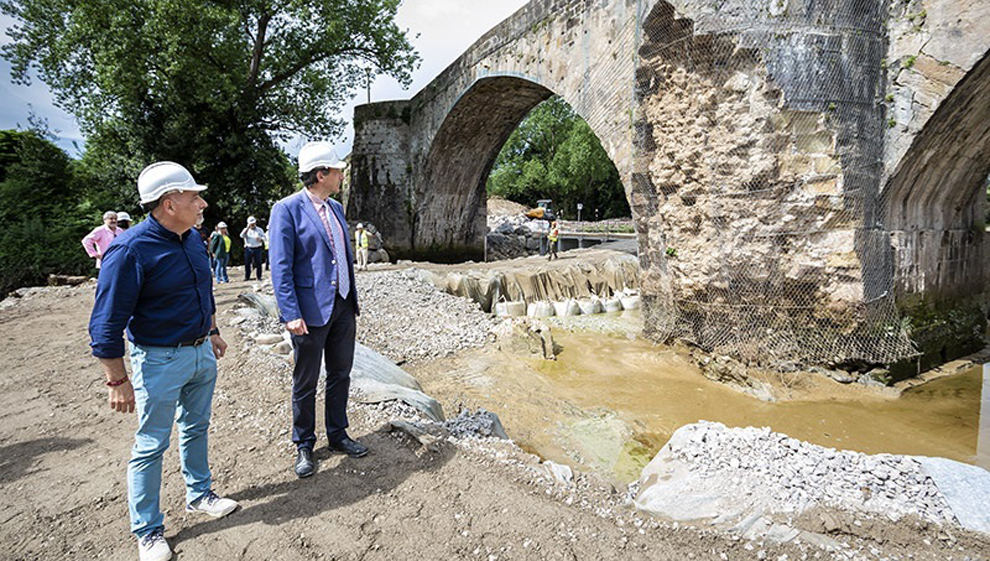 El puente viejo de Oruña podría abrirse para los peatones este verano