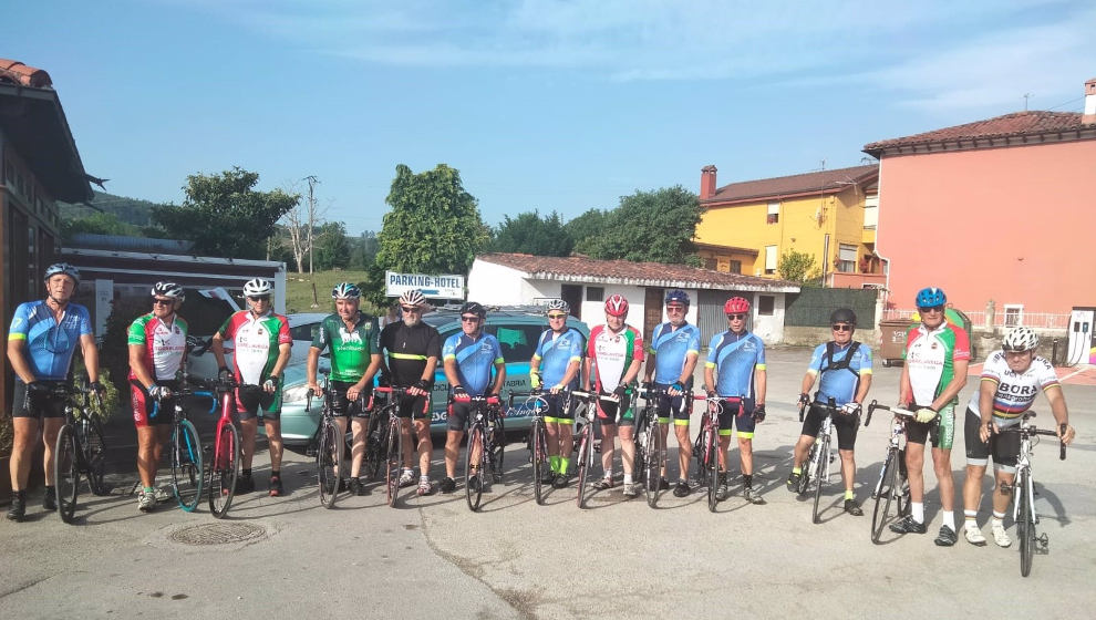 Un grupo de cicloturistas de Rochefort visita Torrelavega