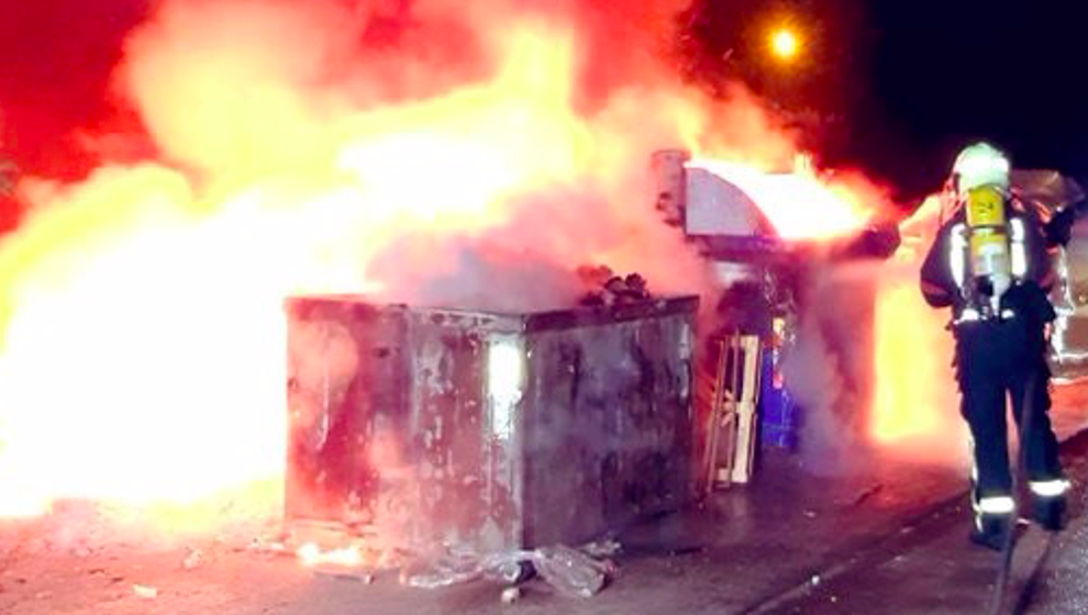 Arden dos contenedores en el polígono de La Maruca, en Muriedas