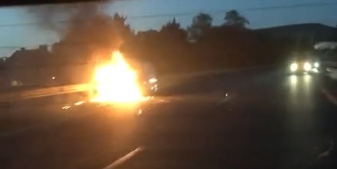 Arde un coche en la autovía A-67 a su paso por Barreda