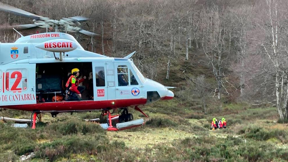 Rescatadas en helicóptero dos vecinas de Portugalete tras desorientarse en los Collados del Asón