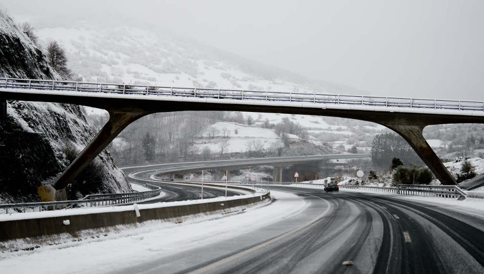 Cuatro tramos de carreteras siguen cerrados por la nieve y es obligatorio usar cadenas en otros cuatro