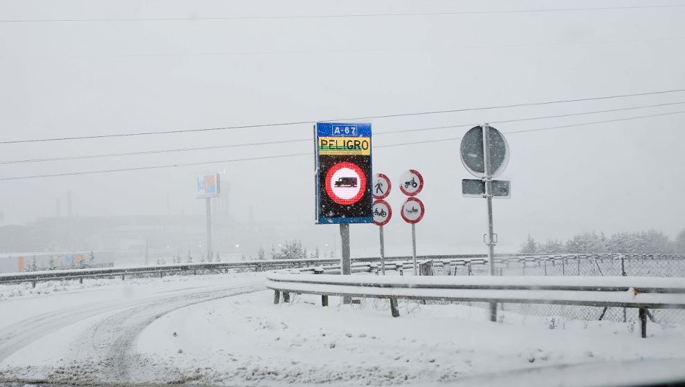 Prohibido el paso de camiones por la nieve entre Pozazal y Molledo y embolsamientos en tres puntos de la A-67