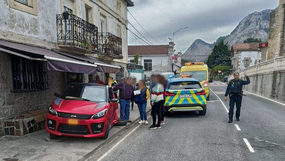 Un conductor ebrio embiste varios vehículos aparcados y hiere a una persona en la terraza de un bar en Santullán