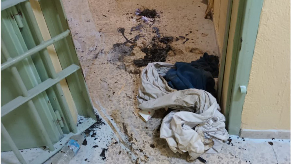 Un interno del CP El Dueso quema su colchón y provoca la baja de un funcionario por inhalación de humo
