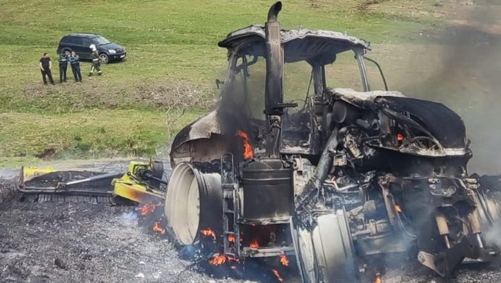 Se incendia un tractor en Los Tornos y un segundo vehículo que iba a auxiliarle queda atascado