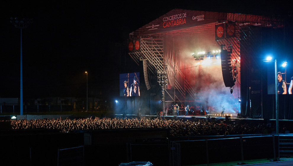 Marea reunió a 7.500 personas en Torrelavega para celebrar su 25 aniversario con la gira 'Sin riendas'