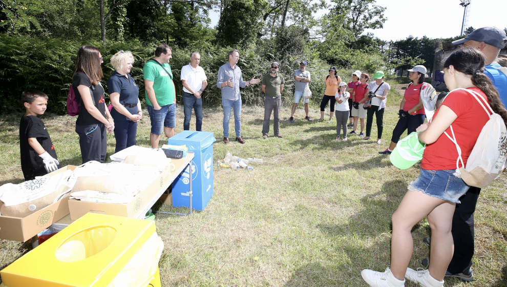Una veintena de voluntarios participan en la limpieza del 'Sendero de los Porqués'