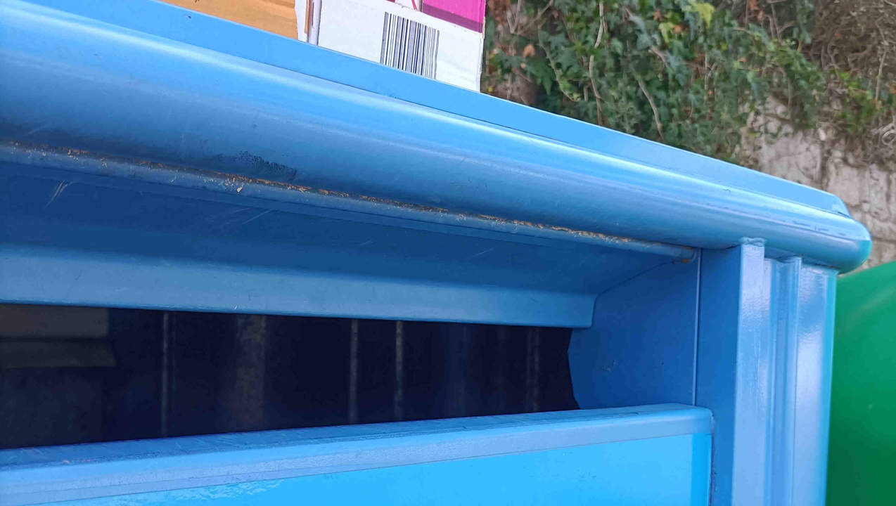 La dificultad de tirar la basura en los nuevos contenedores de Boo de Piélagos: "No entran las cosas"