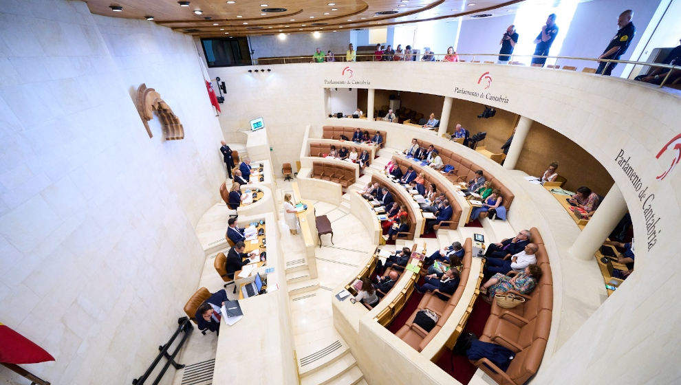 El Parlamento cántabro, a excepción del PSOE, llama a Bolaños a atender las peticiones de los funcionarios de Justicia