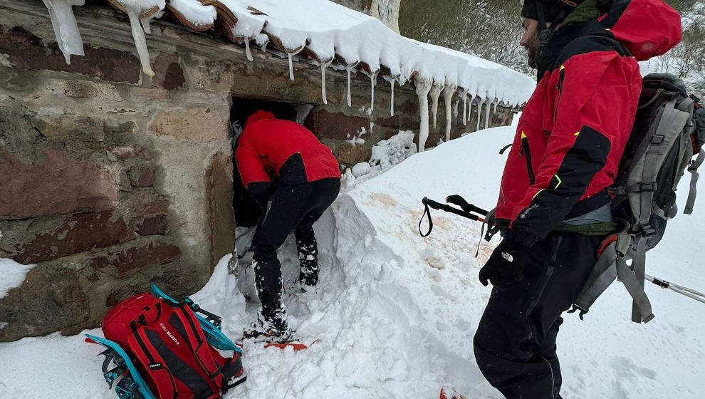 Rescatan a dos montañeras atrapadas por la nieve en un refugio de Brañavieja