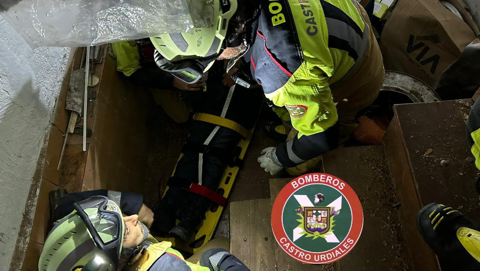 Rescatado un hombre tras caer en el foso de un sótano en Castro Urdiales