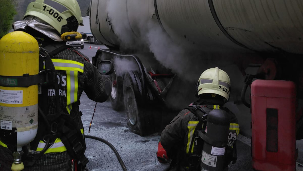 Un camionero herido tras incendiarse y explotar la rueda de la cisterna que conducía en la A-8