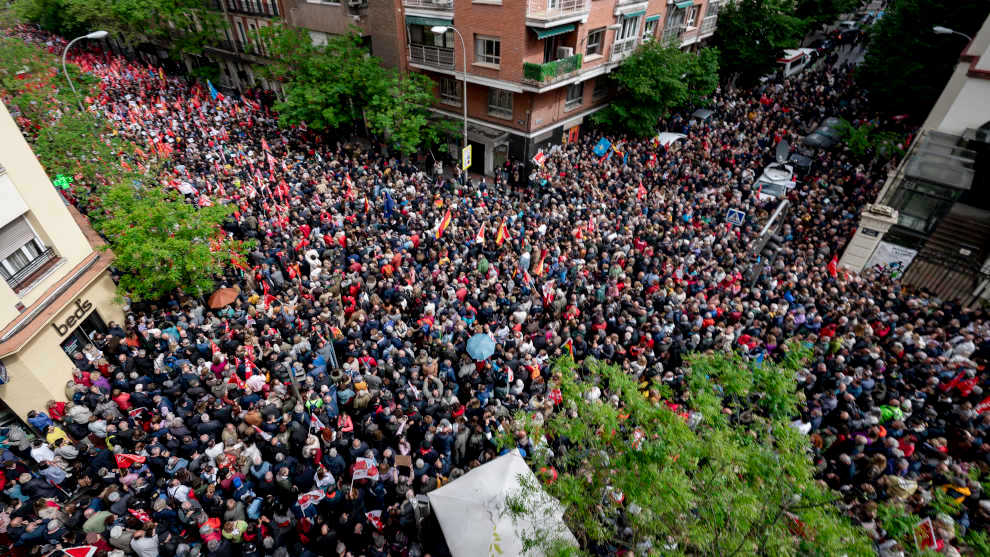 Dirigentes del PSOE salen a Ferraz y se unen a los miles de manifestantes para pedir a Pedro Sánchez que no dimita
