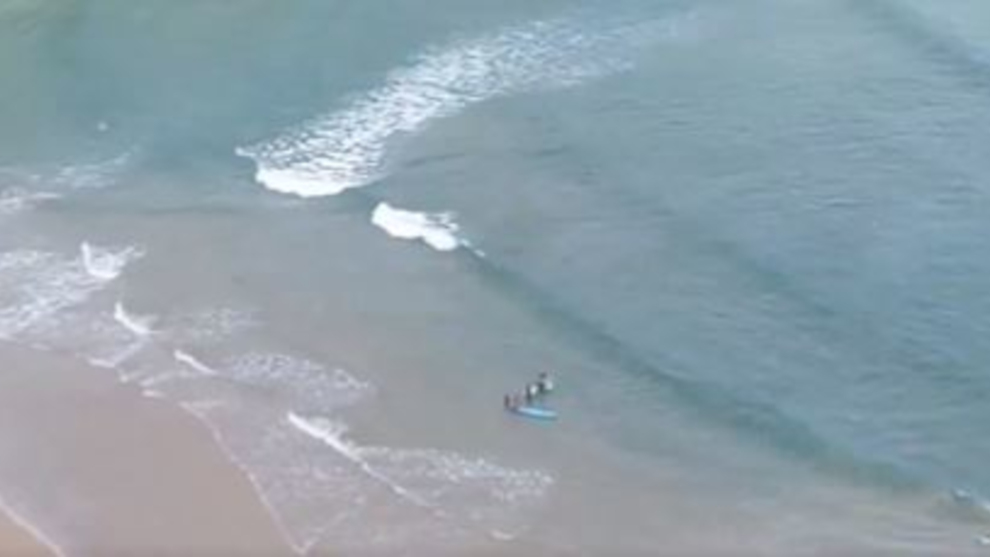 Dos avisos por surfistas con problemas para salir del agua en Suances movilizan al helicóptero del Gobierno de Cantabria