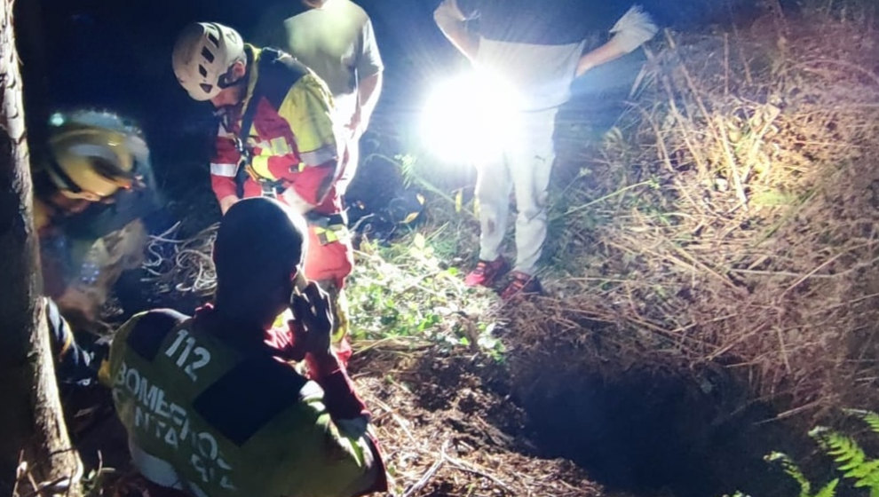 Los bomberos rescatan a un hombre que cayó de 8 metros en Solórzano