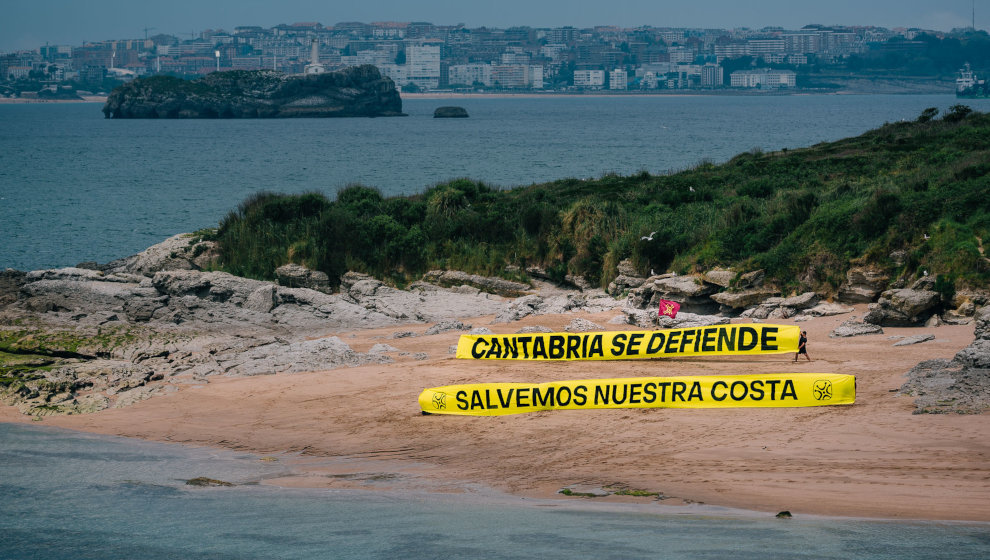 Una pancarta gigante se despliega contra  la masificación turística  en la isla de Santa Marina