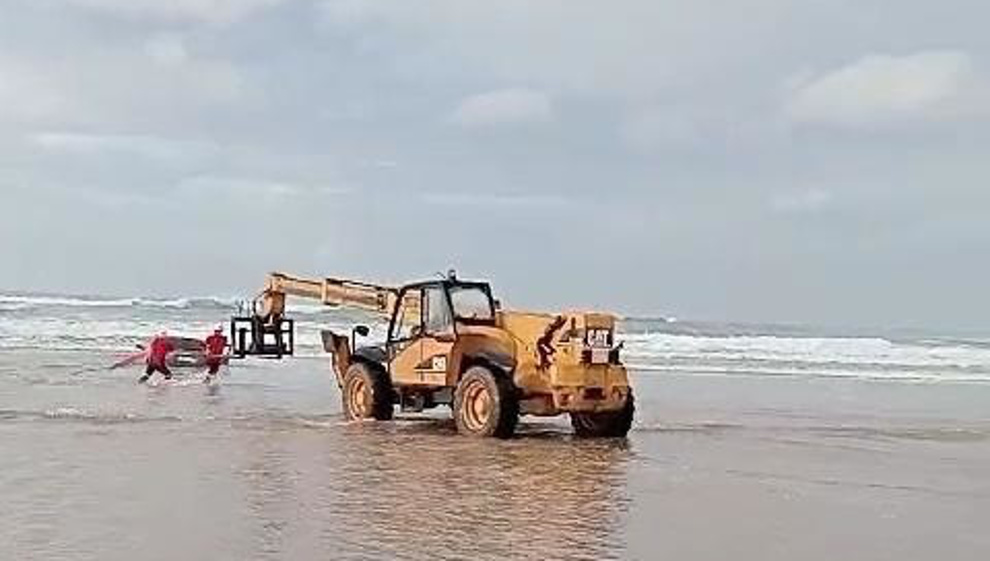 La Guardia Civil estudia denunciar a la pareja de Palencia que dejó su coche en la playa de Oyambre