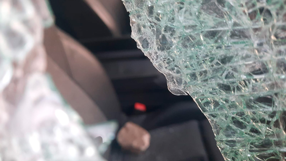 Cristal roto de uno de los vehículos que ha sufrido actos vandálicos en Torrelavega | Foto: edc