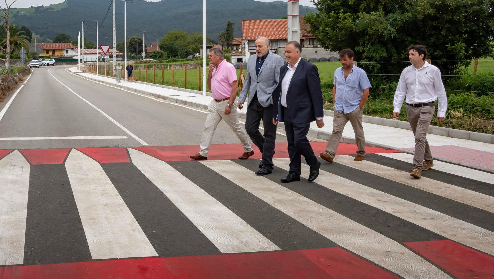 Fomento mejora la seguridad vial en la travesía de Solórzano con un acceso peatonal de 400 metros de longitud