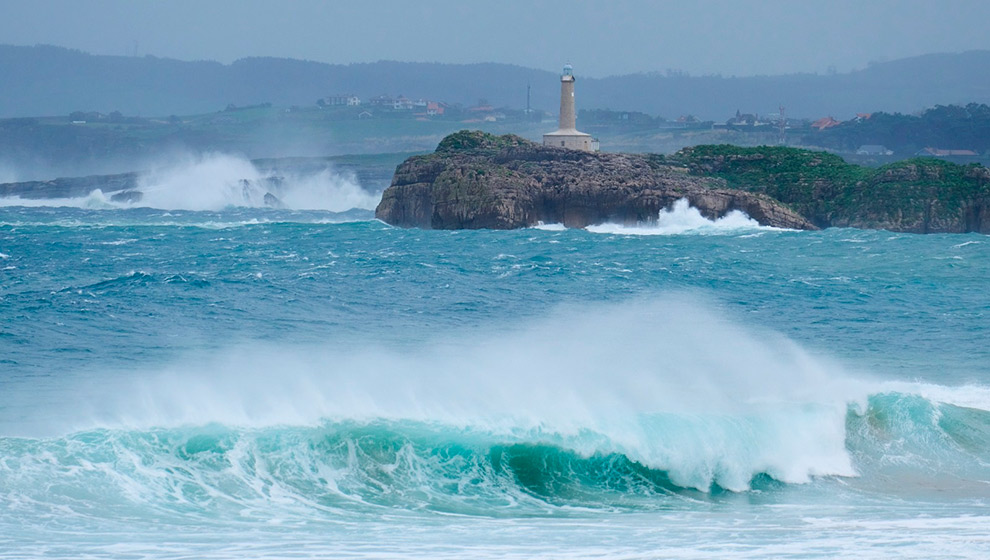 La AEMET alerta de riesgos costeros en el litoral cántabro para el próximo sábado